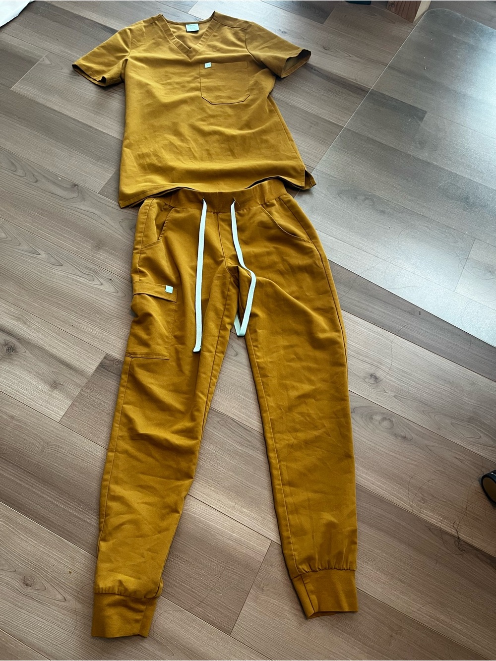EUC-Mustard Women’s Slim Fit Jogger-Style Scrub Pants (XXS)